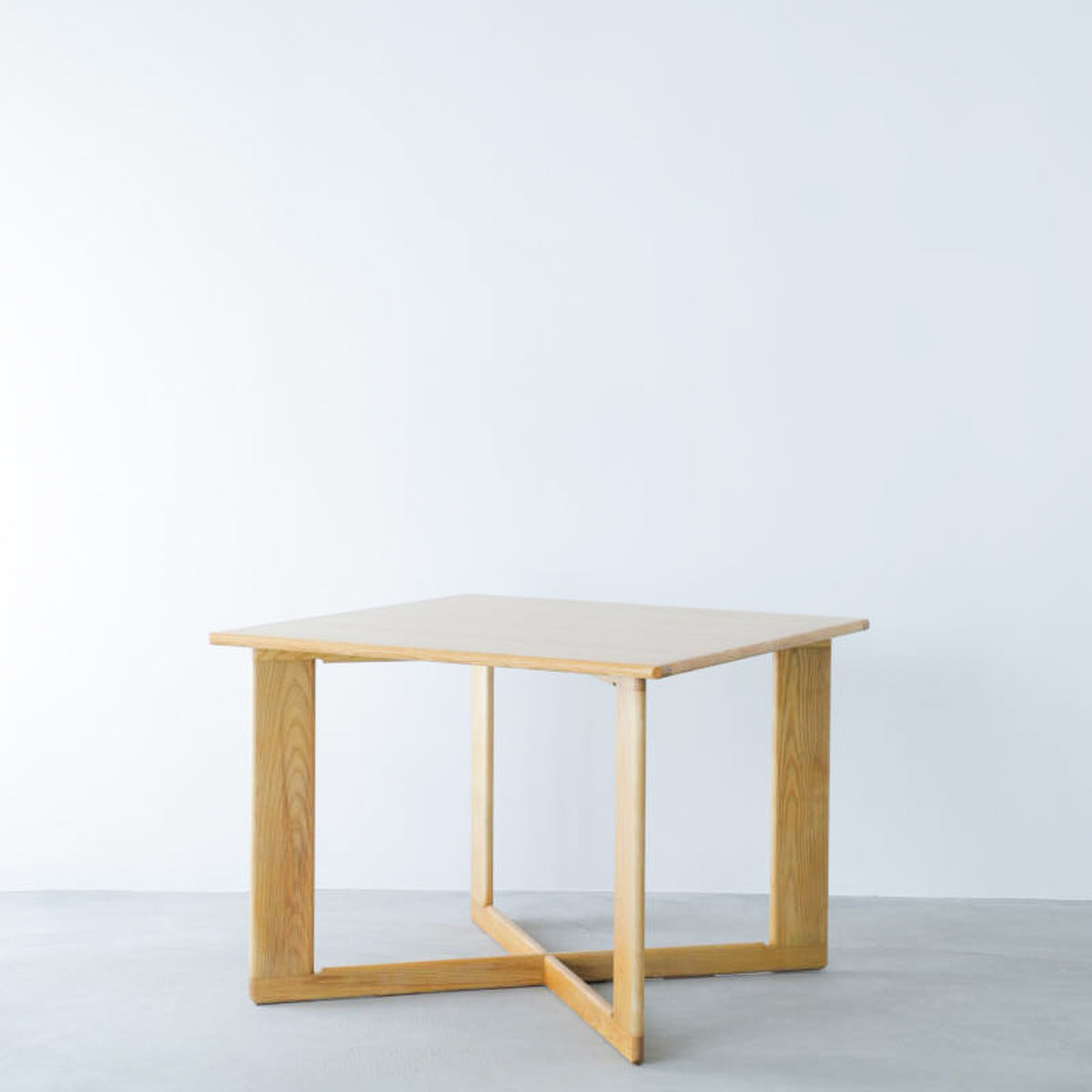 SQUARE TABLE – unplugged sapporo